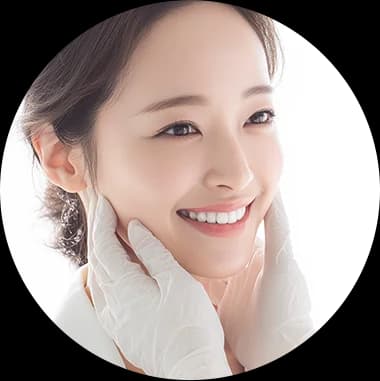 의료용 장갑을 낀 손으로 환자의 얼굴 윤곽을 살피는 사후관리 진료 장면 사진