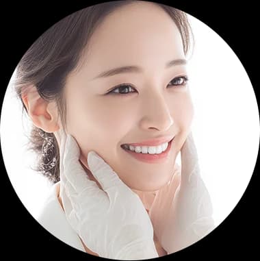의료용 장갑을 낀 손으로 환자의 얼굴 윤곽을 살피는 사후관리 진료 장면 사진